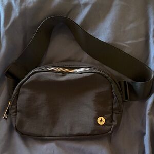 Stylish Black Crossbody Bag with Logo Accent